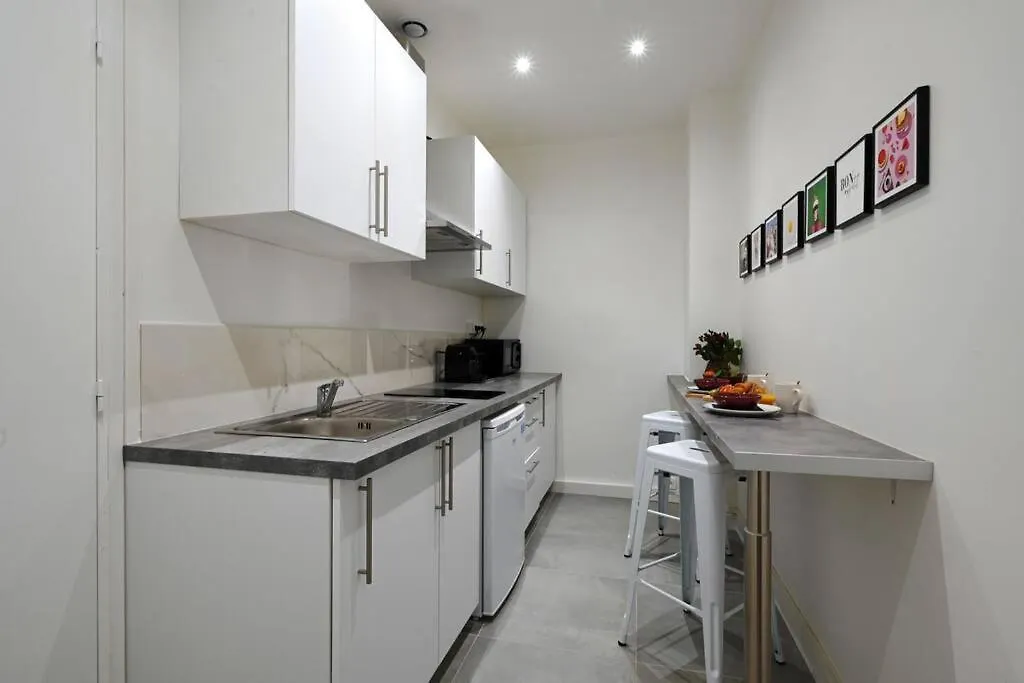 Fresh & Floral - Large Studio For 4 - Batignolles Apartment Paris