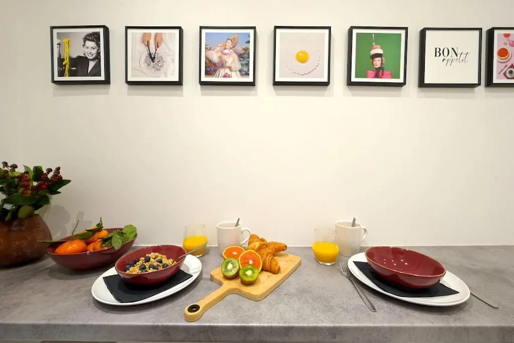 Fresh & Floral - Large Studio For 4 - Batignolles Apartment Paris